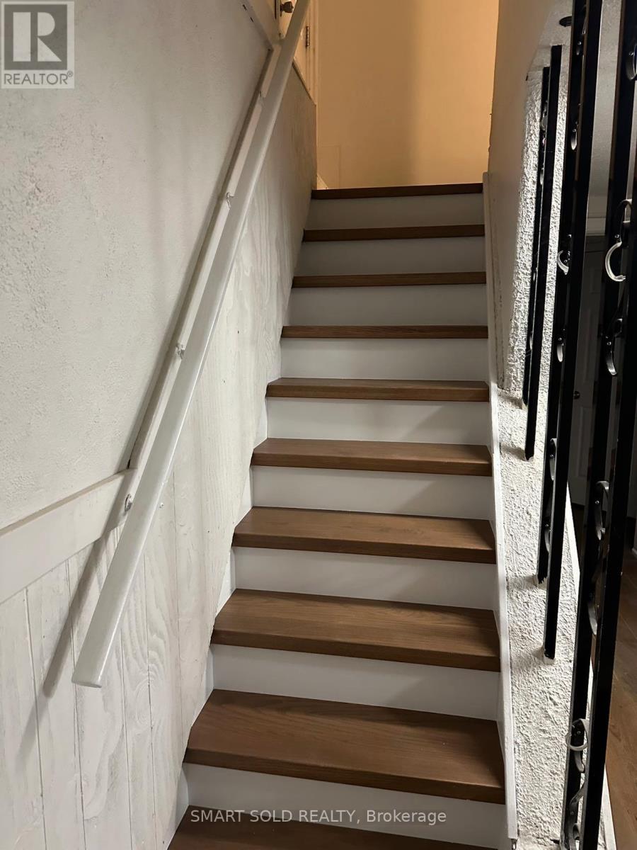 22 Hazelglen Court, Brampton, Ontario  L6S 1N7 - Photo 5 - W12563182