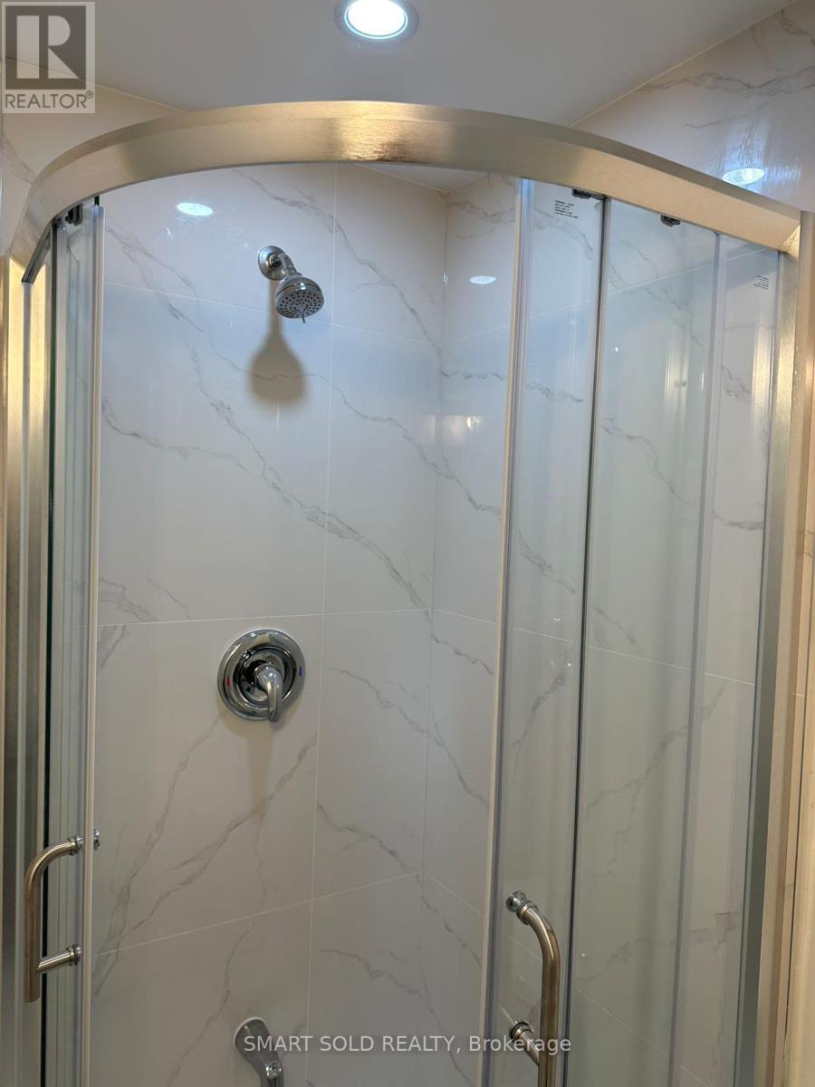 22 Hazelglen Court, Brampton, Ontario  L6S 1N7 - Photo 7 - W12563182