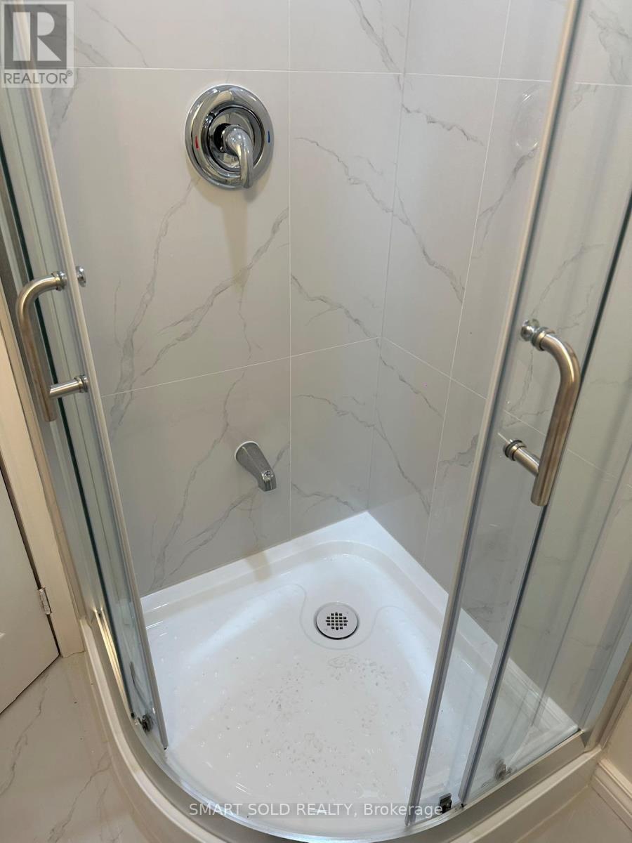 22 Hazelglen Court, Brampton, Ontario  L6S 1N7 - Photo 8 - W12563182