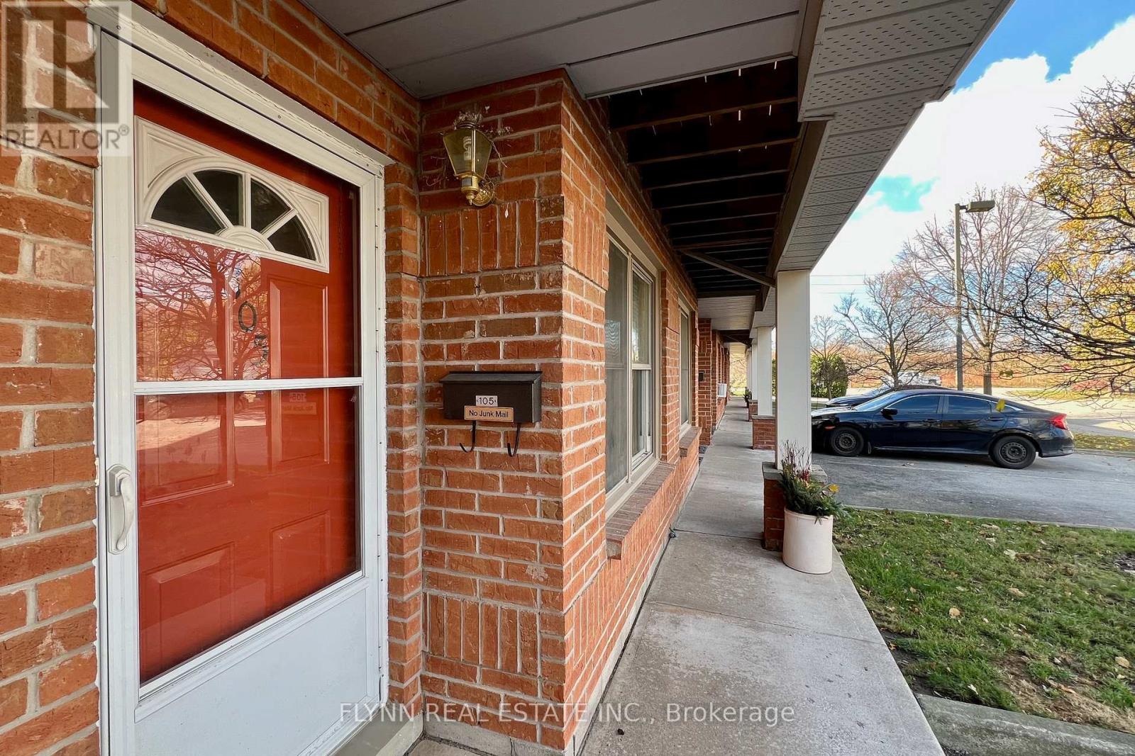 105 - 2 Walnut Street, St. Catharines, Ontario  L2T 1H3 - Photo 2 - X12562976