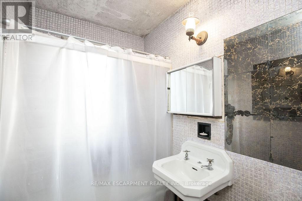 156 East 36th Street, Hamilton, Ontario  L8W 1C8 - Photo 32 - X12563148