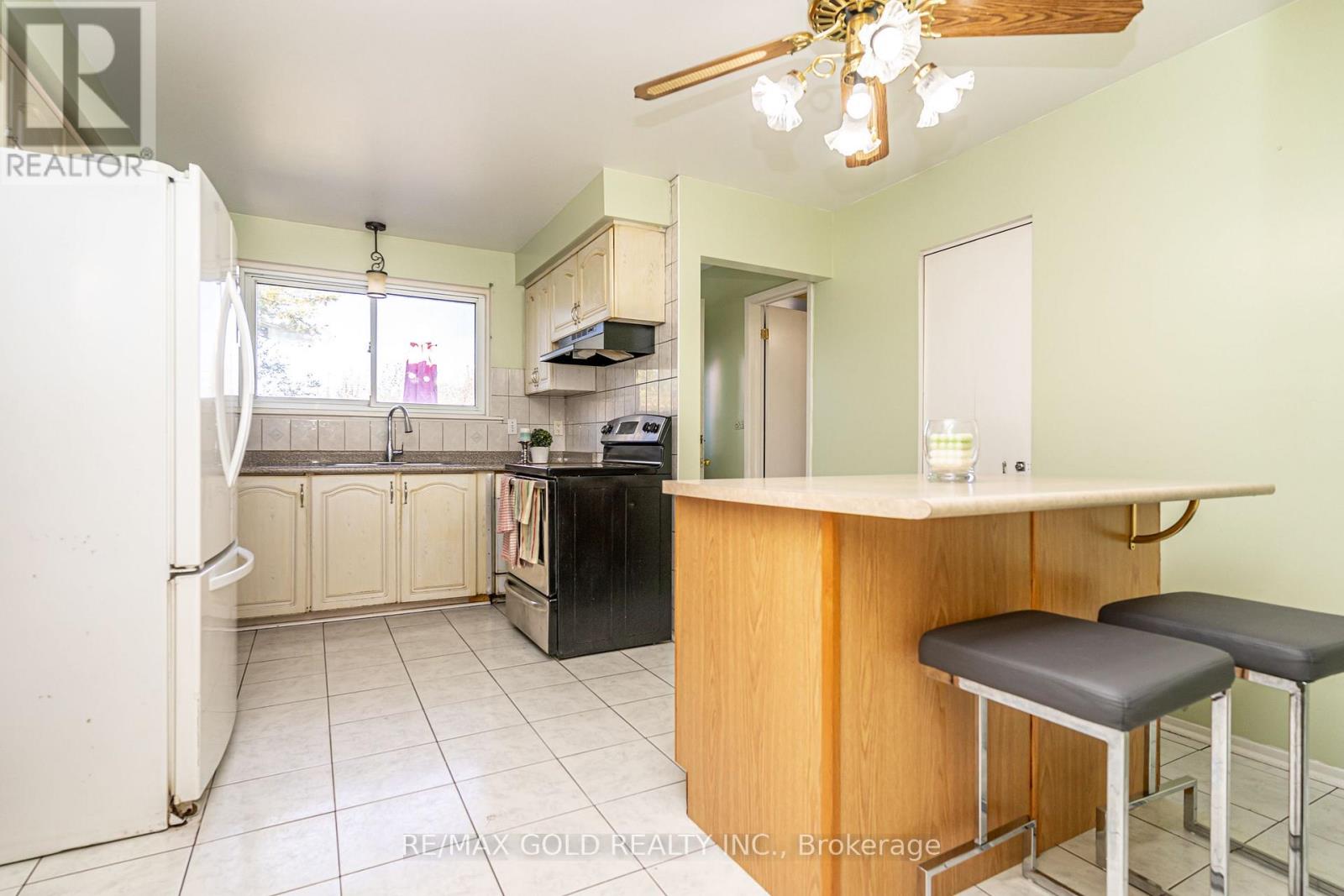 61 Deerfield Crescent, Brampton, Ontario L6T 1K8 - Photo 14 - W12562044