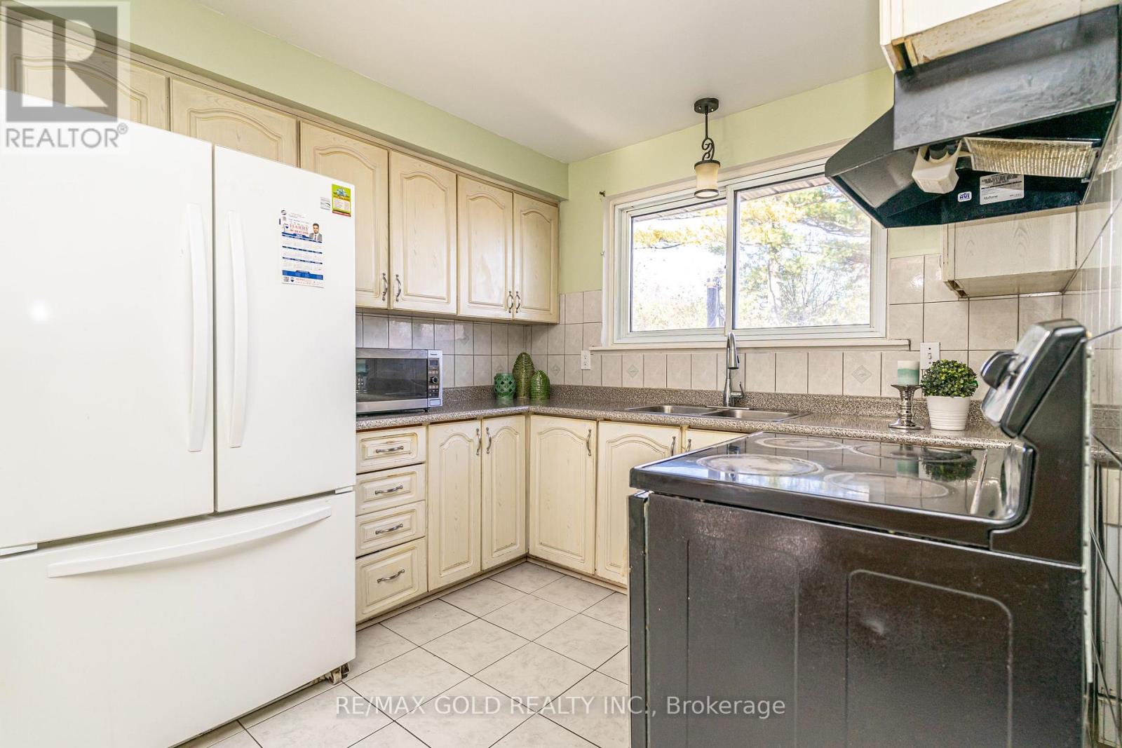 61 Deerfield Crescent, Brampton, Ontario L6T 1K8 - Photo 15 - W12562044