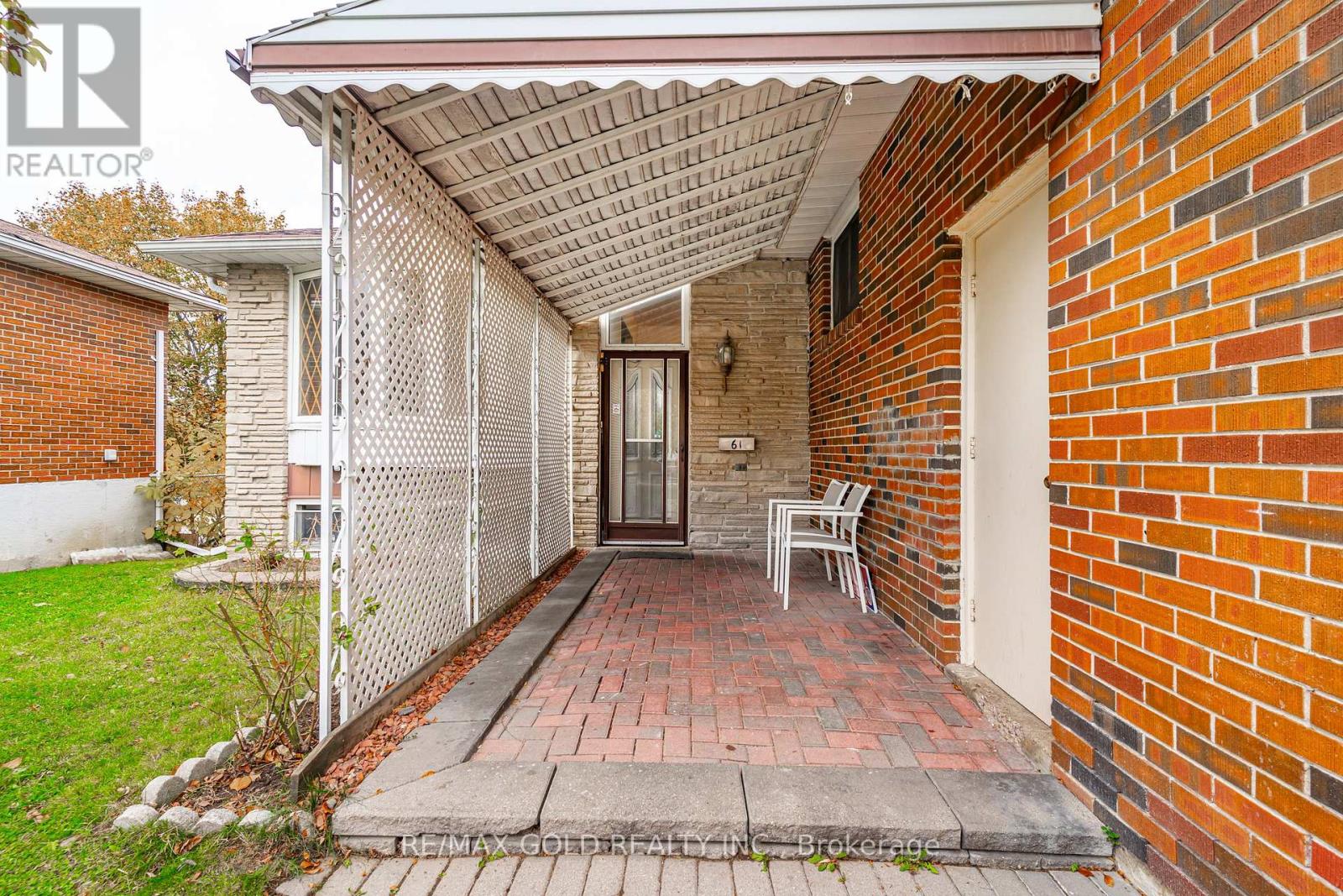 61 Deerfield Crescent, Brampton, Ontario L6T 1K8 - Photo 4 - W12562044