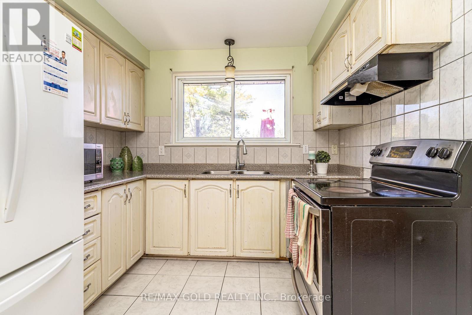 61 Deerfield Crescent, Brampton, Ontario L6T 1K8 - Photo 16 - W12562044