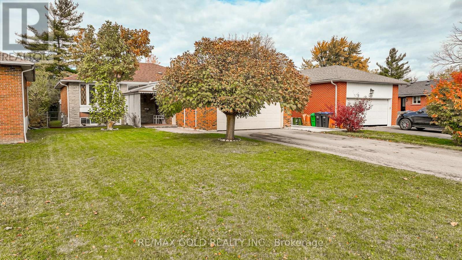 61 Deerfield Crescent, Brampton, Ontario L6T 1K8 - Photo 2 - W12562044