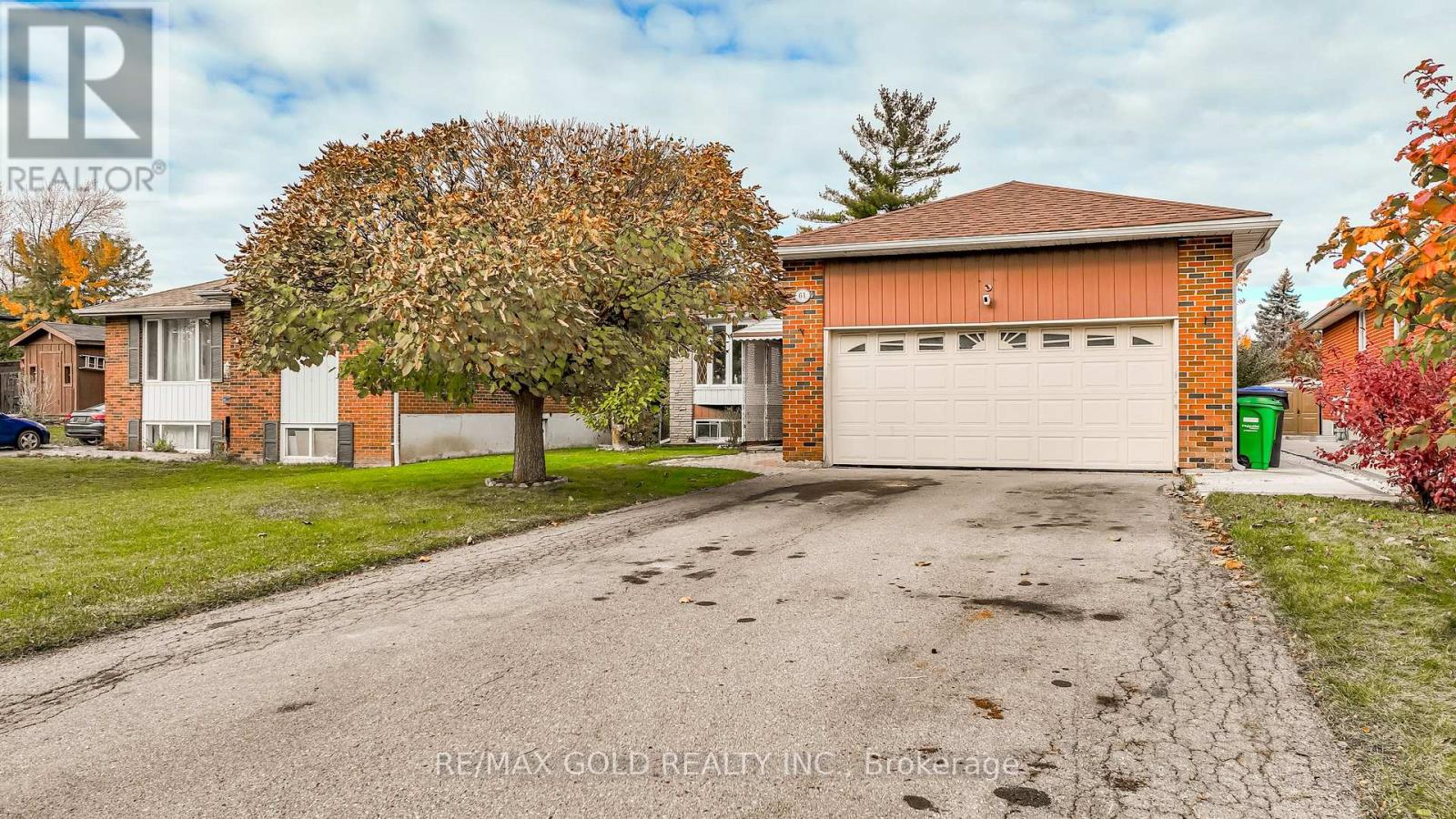 61 Deerfield Crescent, Brampton, Ontario L6T 1K8 - Photo 3 - W12562044