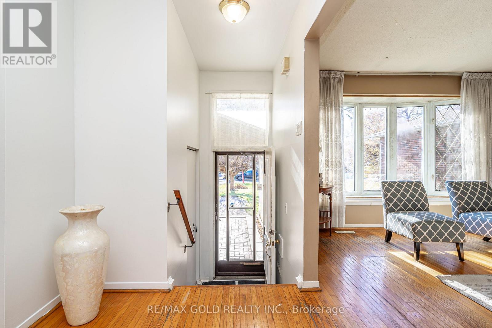 61 Deerfield Crescent, Brampton, Ontario L6T 1K8 - Photo 6 - W12562044