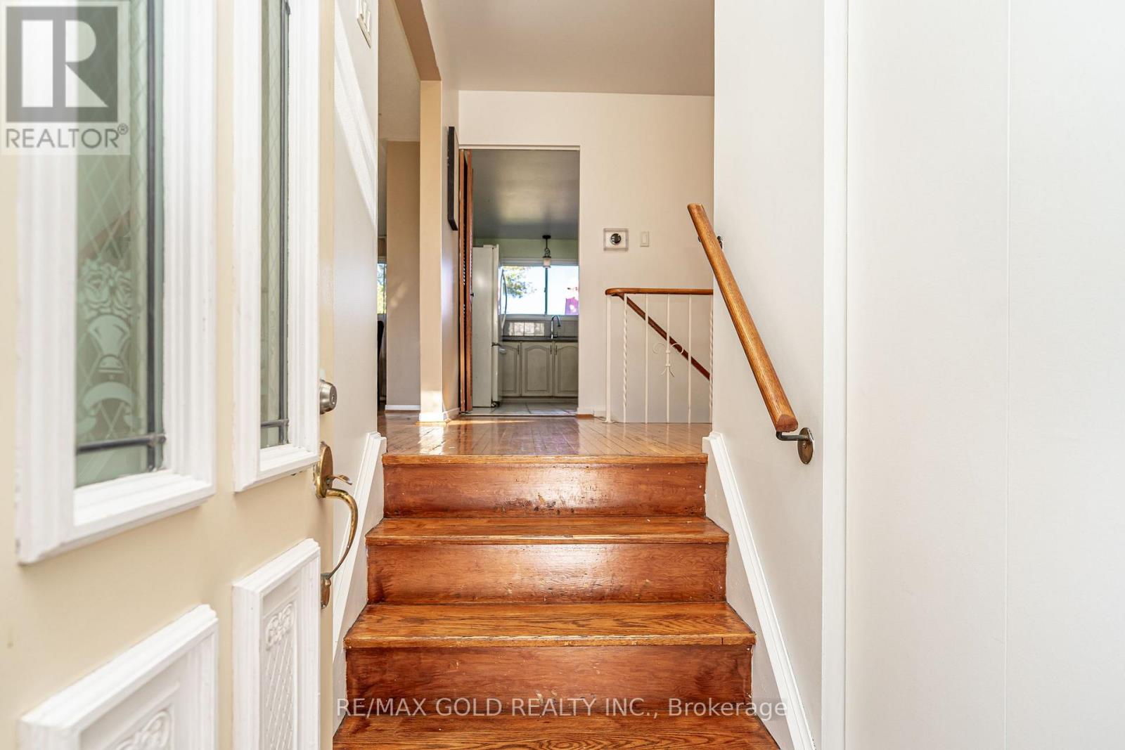 61 Deerfield Crescent, Brampton, Ontario L6T 1K8 - Photo 5 - W12562044