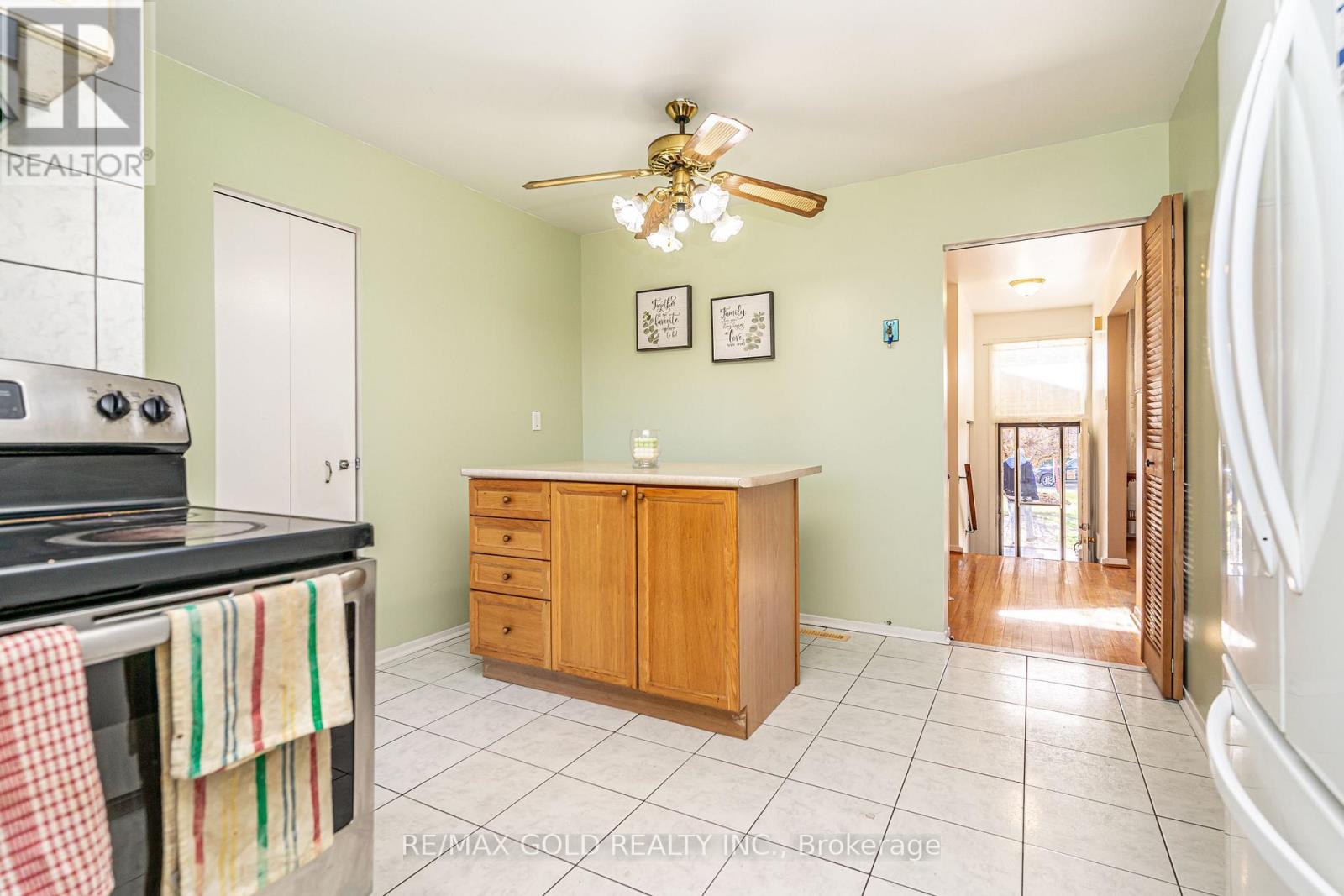 61 Deerfield Crescent, Brampton, Ontario L6T 1K8 - Photo 17 - W12562044