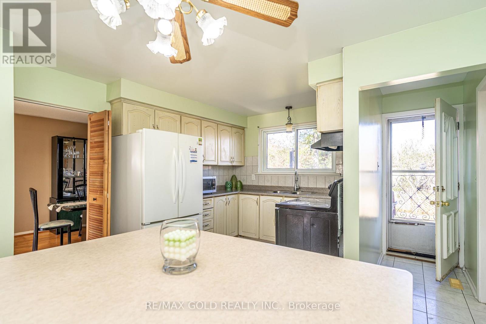 61 Deerfield Crescent, Brampton, Ontario L6T 1K8 - Photo 18 - W12562044