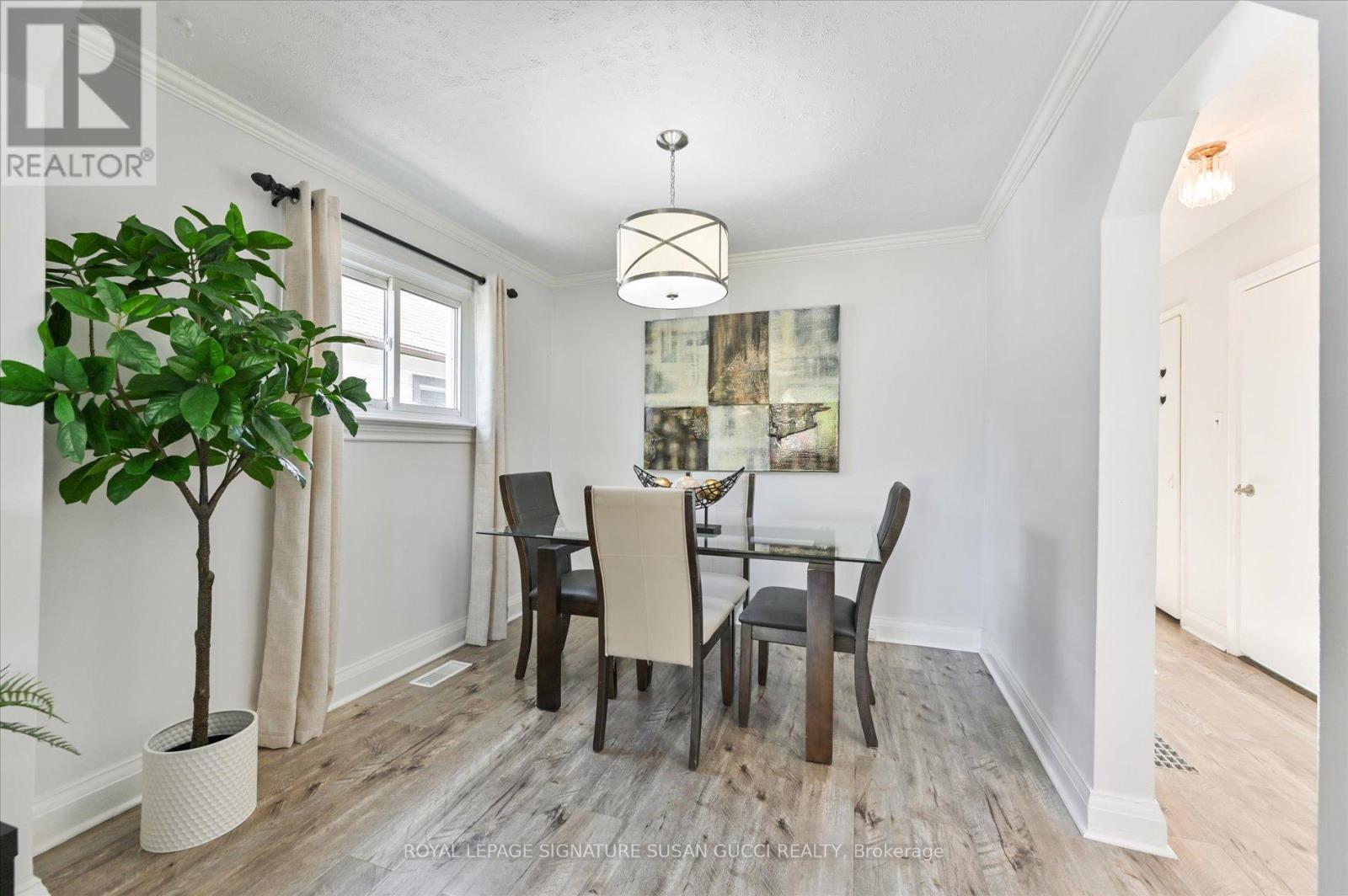 90 Meighen Avenue, Toronto, Ontario  M4B 2H7 - Photo 11 - E12563252