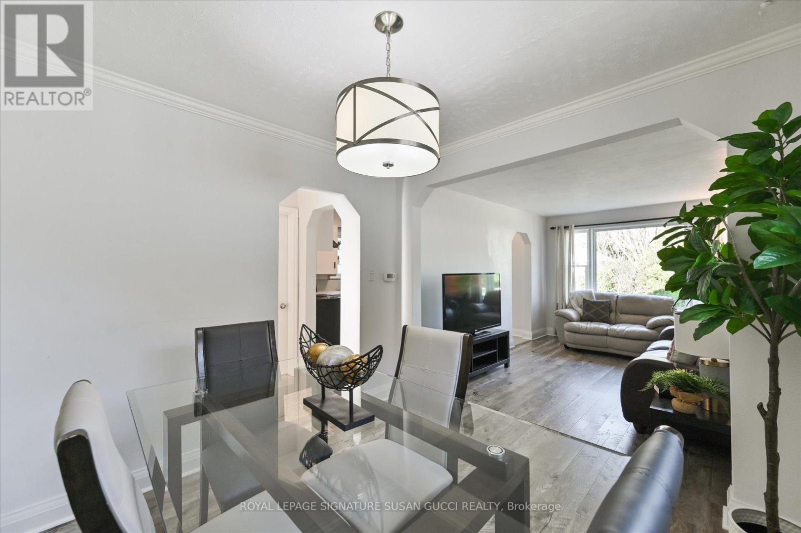 90 Meighen Avenue, Toronto, Ontario  M4B 2H7 - Photo 12 - E12563252