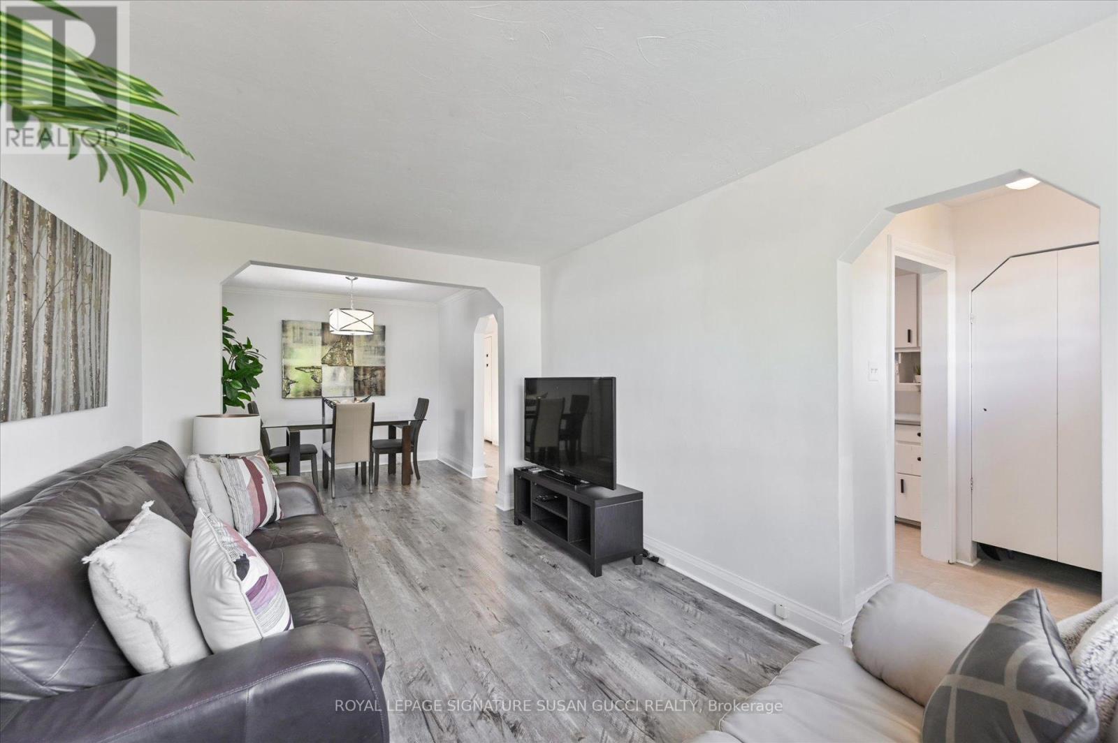 90 Meighen Avenue, Toronto, Ontario  M4B 2H7 - Photo 7 - E12563252