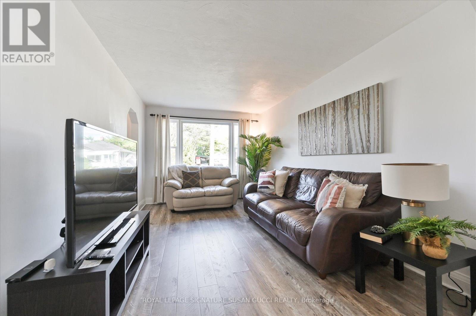 90 Meighen Avenue, Toronto, Ontario  M4B 2H7 - Photo 8 - E12563252