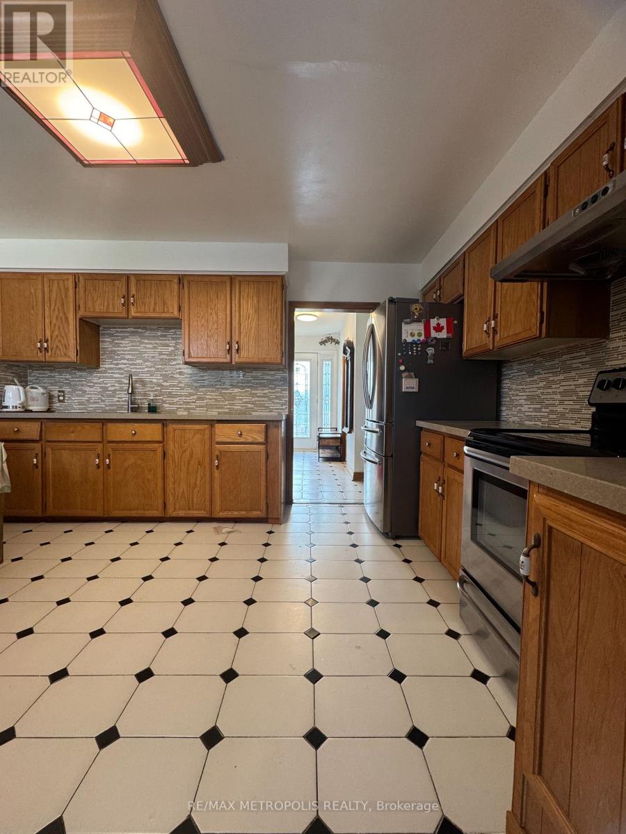 1735 Pharmacy Avenue, Toronto, Ontario  M1T 1H1 - Photo 3 - E12563264