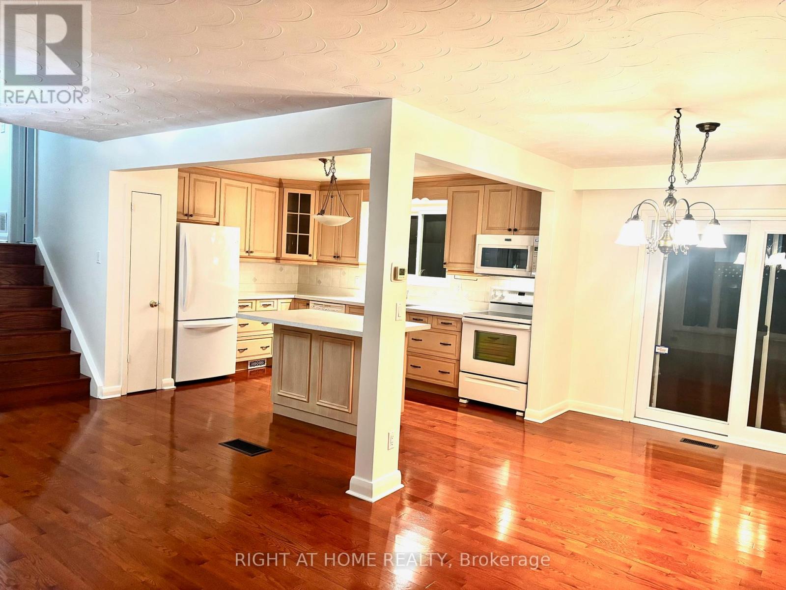 130 Cultra Square, Toronto, Ontario  M1E 2E3 - Photo 2 - E12563312