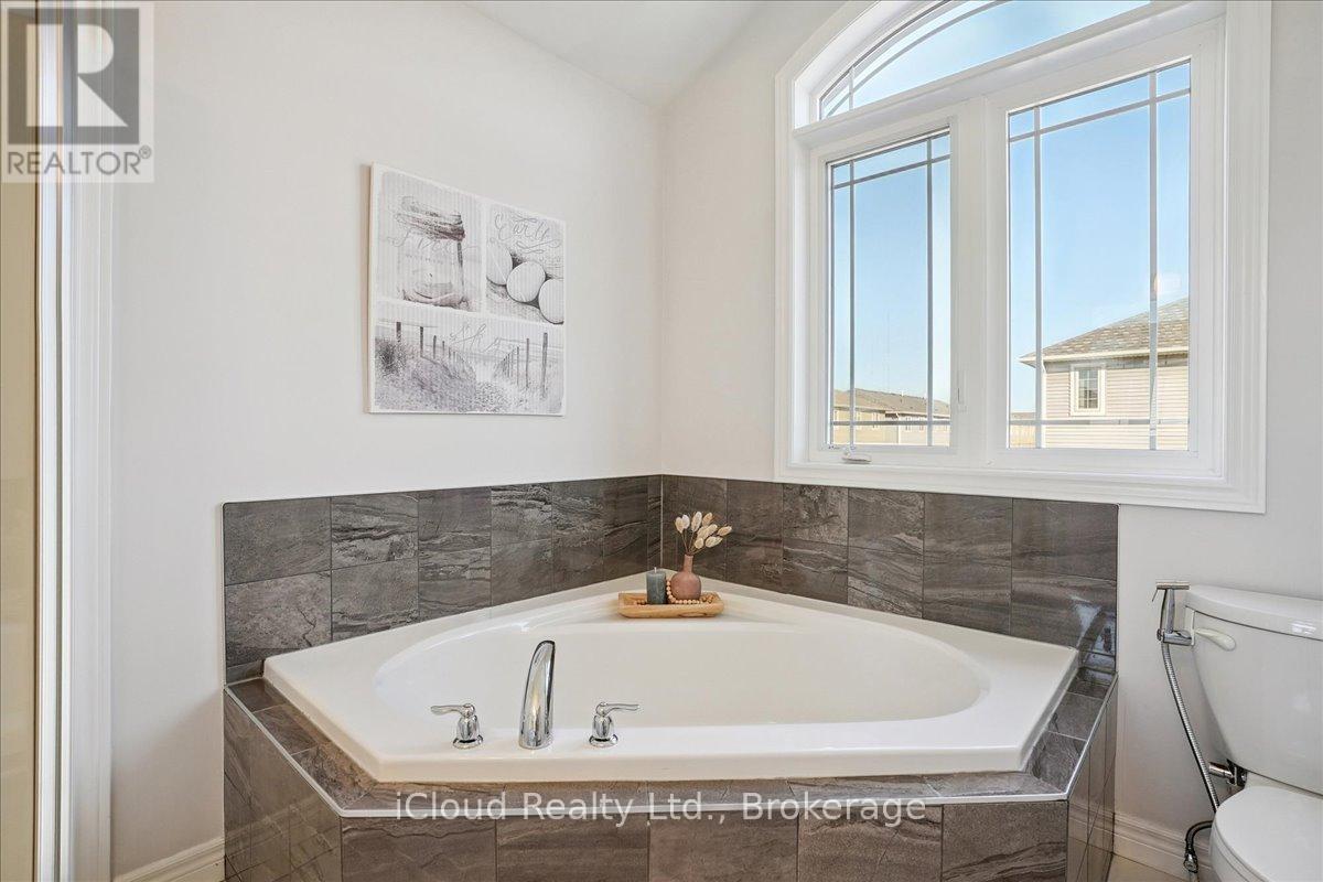 136 Dunrobin Lane, Grimsby, Ontario  L3M 0H4 - Photo 21 - X12508996