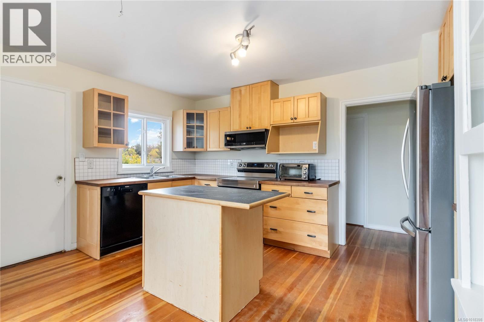 1835 Fernwood Rd, Victoria, British Columbia  V8T 2Y5 - Photo 15 - 1018398