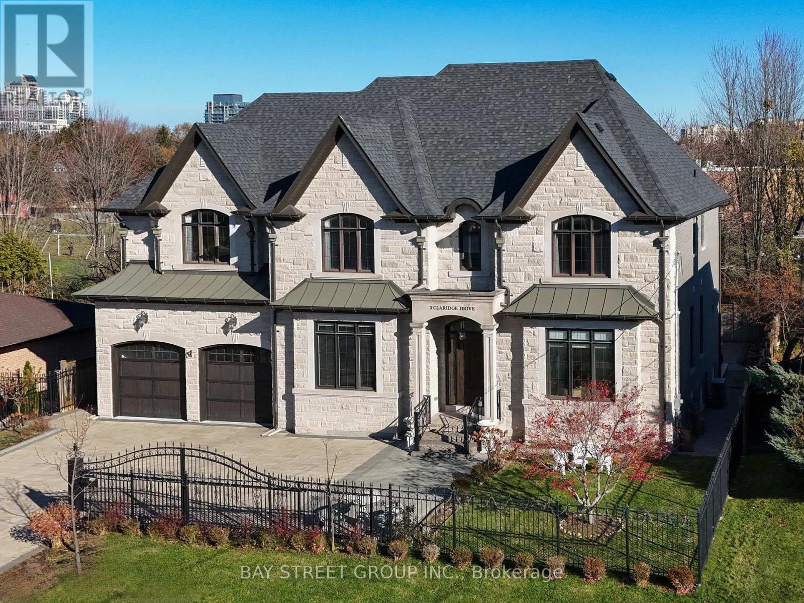 3 Claridge Drive, Richmond Hill, Ontario  L4C 6G8 - Photo 3 - N12563286