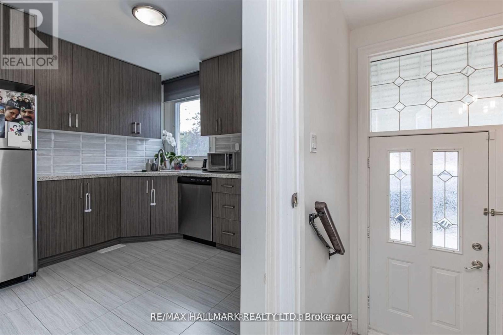 # Main - 283 Taylor Mills Drive N, Richmond Hill, Ontario  L4C 2T8 - Photo 13 - N12563304