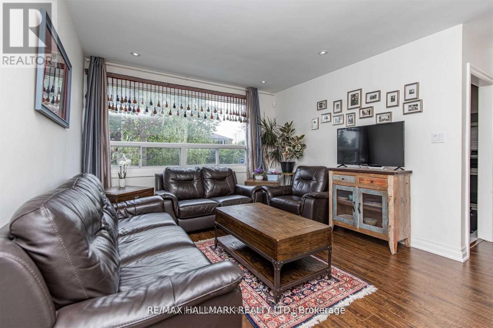 # Main - 283 Taylor Mills Drive N, Richmond Hill, Ontario  L4C 2T8 - Photo 5 - N12563304