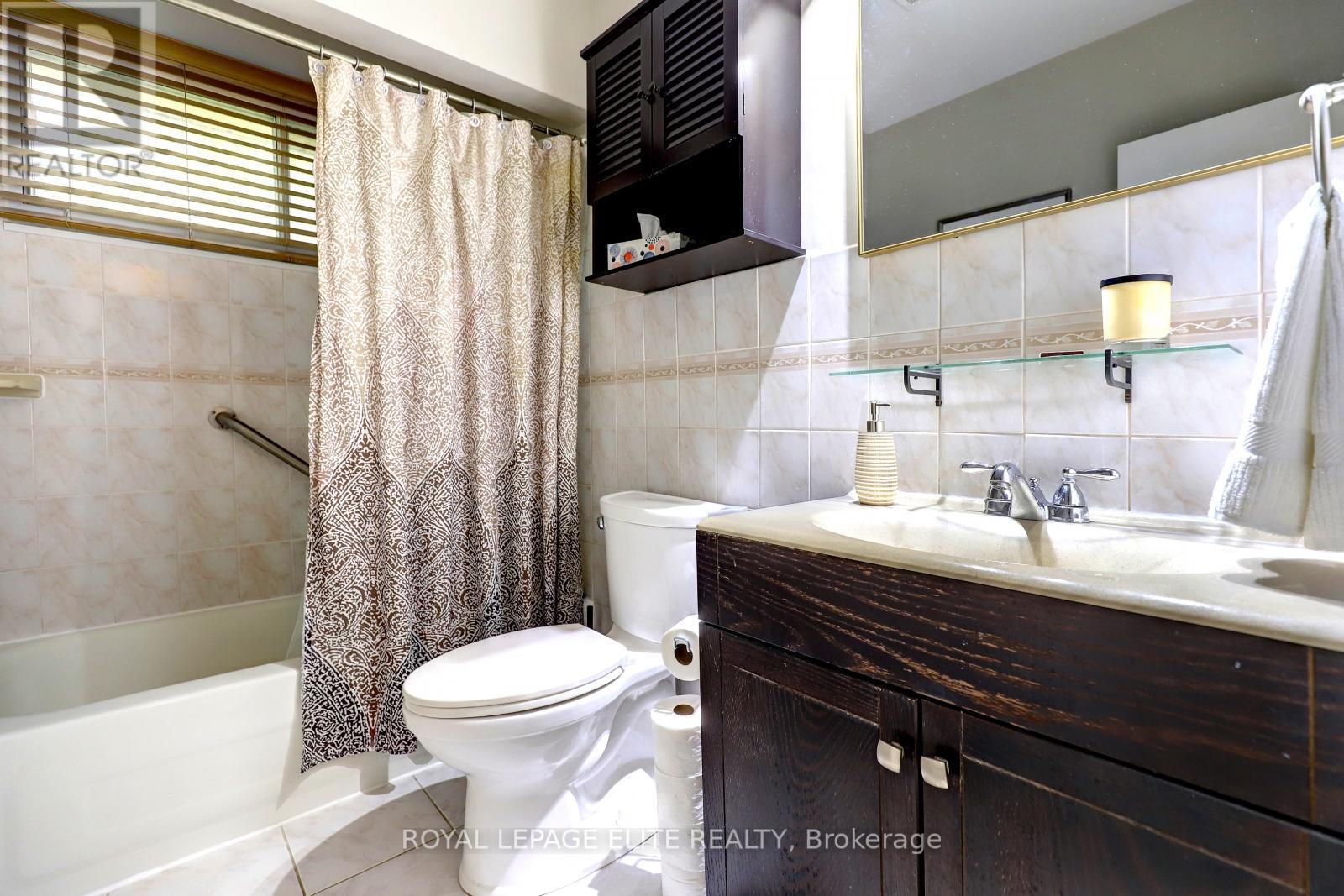 39 Sealcove Drive, Toronto, Ontario  M9C 2C7 - Photo 17 - W12563256