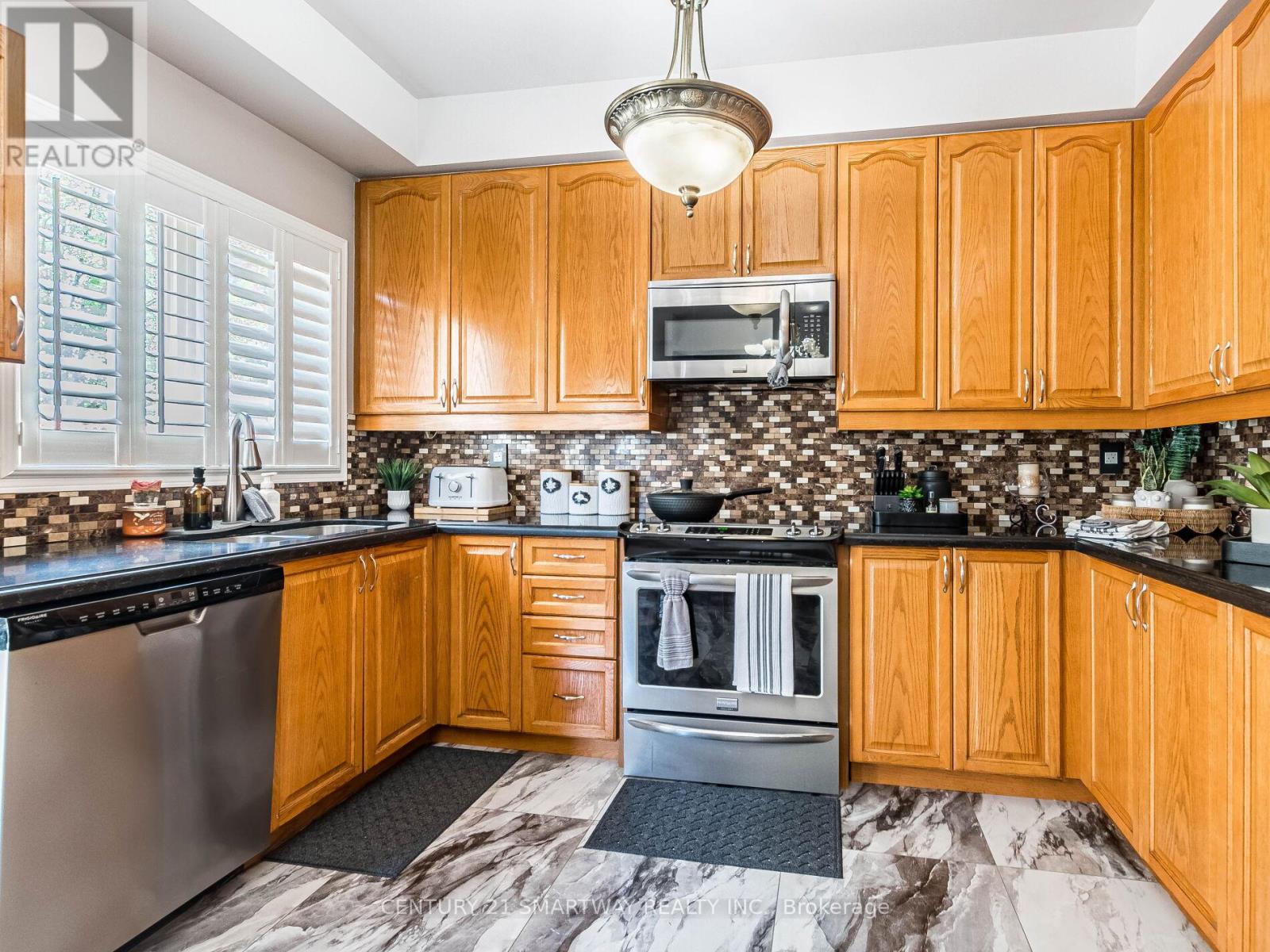 38 Bottlebrush Drive, Brampton, Ontario  L6R 2Z5 - Photo 12 - W12563270