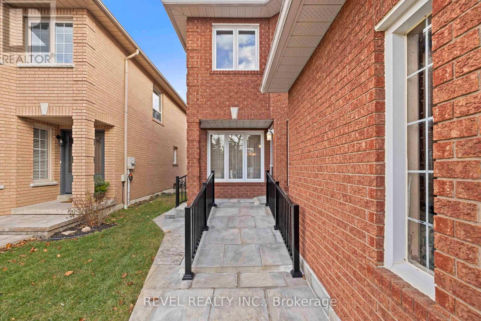 44 Clune Place, Whitby, Ontario  L1R 2C5 - Photo 3 - E12563558