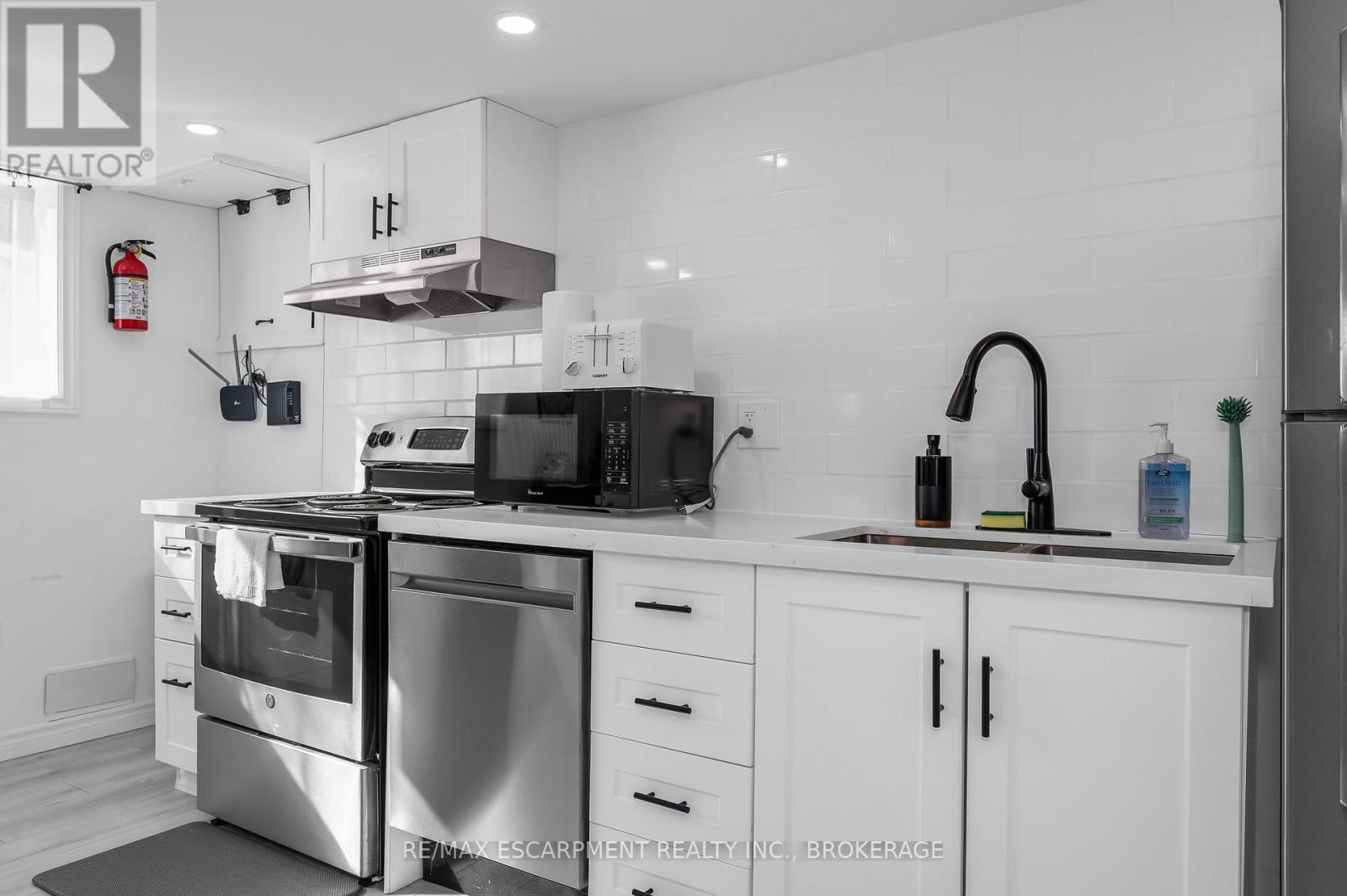 Lower - 22 Macoomb Drive, Welland, Ontario  L3C 5T9 - Photo 11 - X12563414