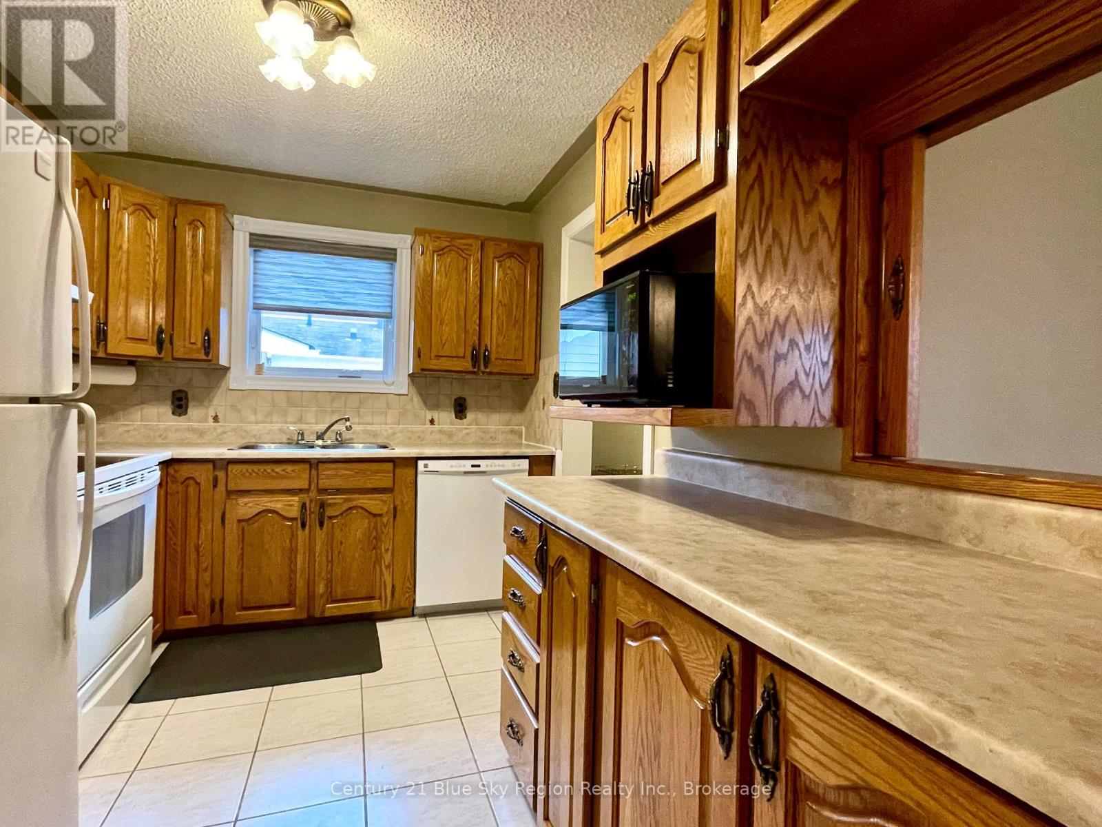 405 Mageau Street, West Nipissing, Ontario  P2B 3G2 - Photo 7 - X12563572