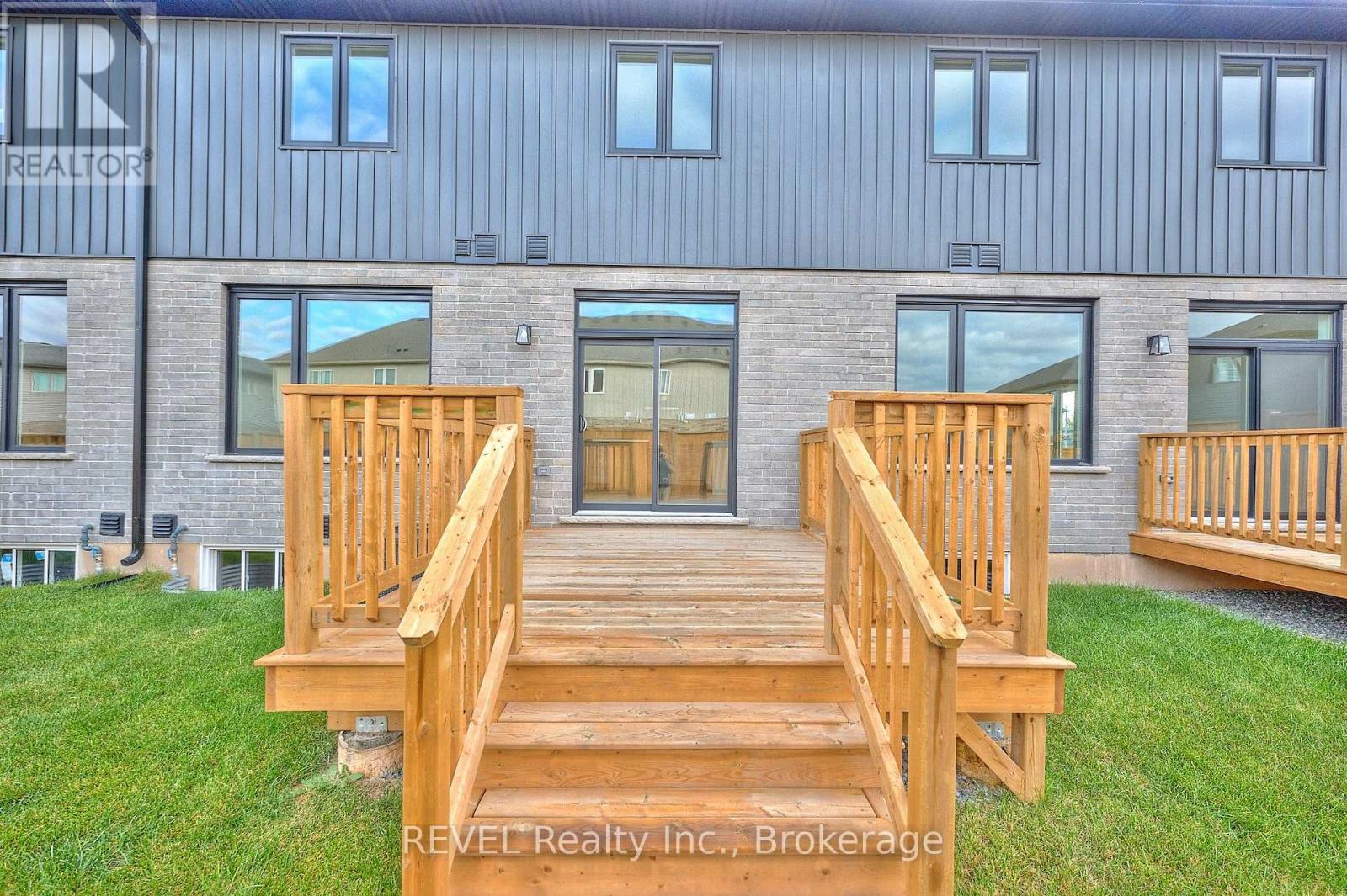 7437 Matteo Drive, Niagara Falls, Ontario L2H 3T3 - Photo 5 - X12443954