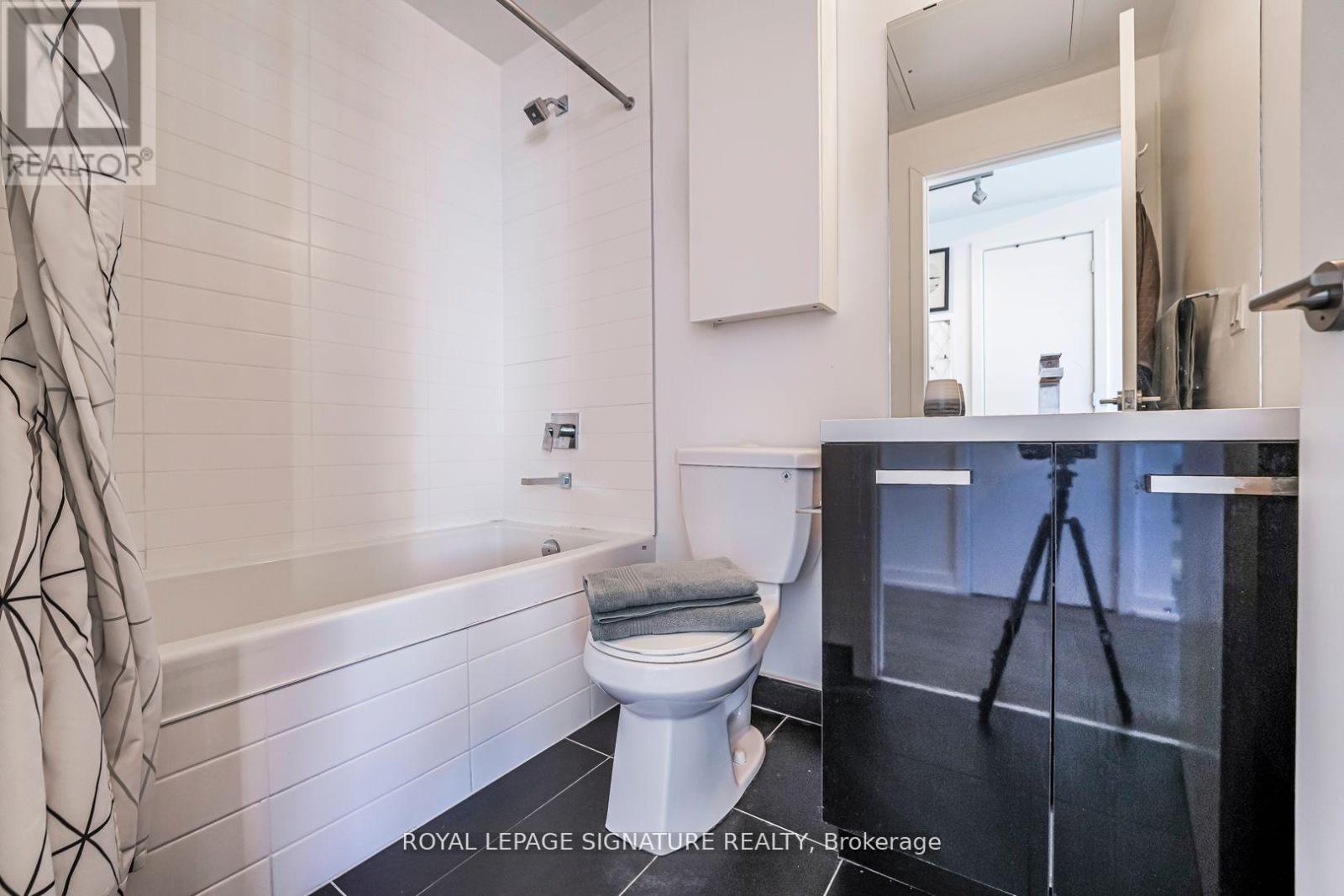 2105 - 11 Charlotte Street, Toronto, Ontario  M5V 2H5 - Photo 15 - C12563506