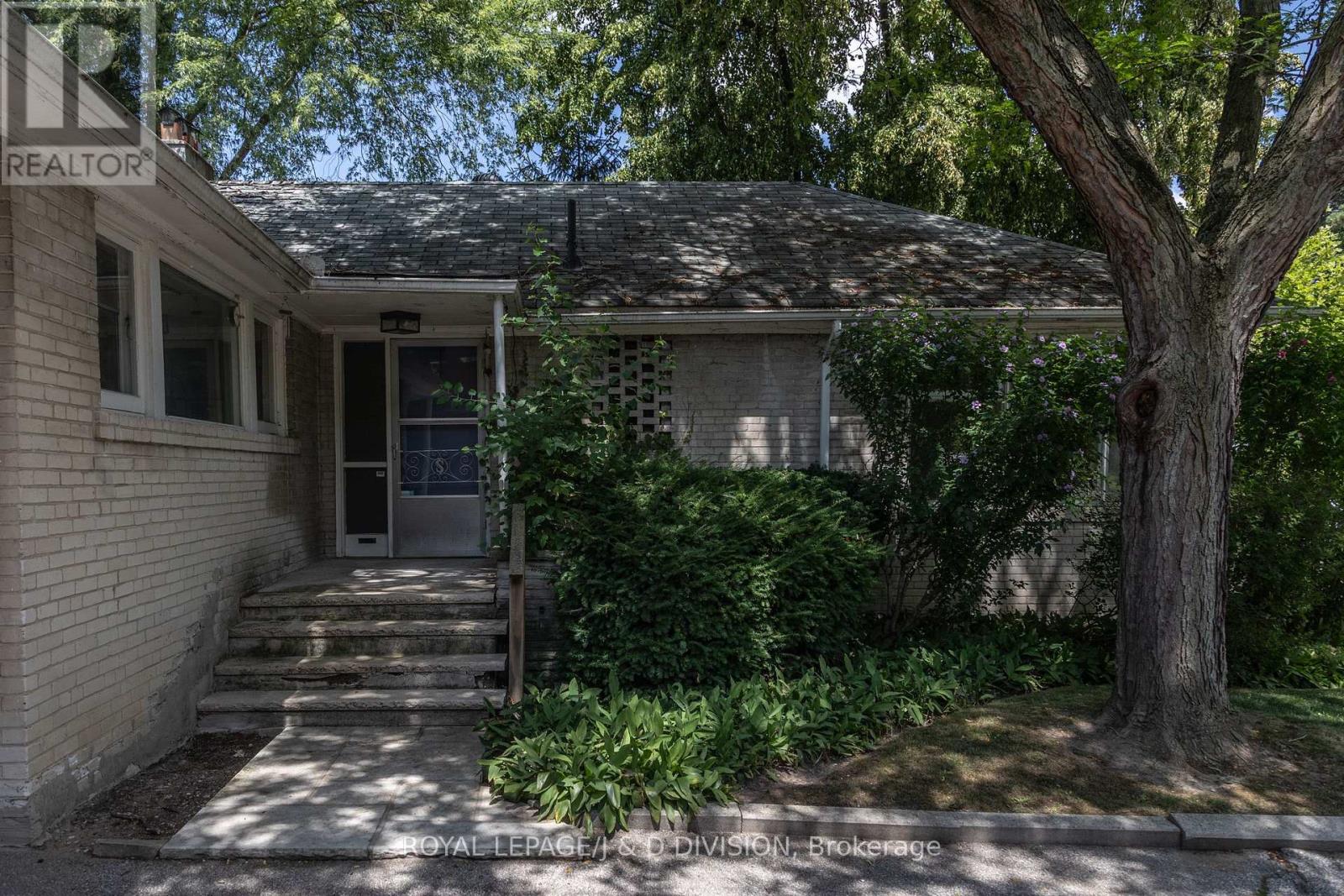 10 Campbell Crescent, Toronto, Ontario  M2P 1P2 - Photo 3 - C12563514