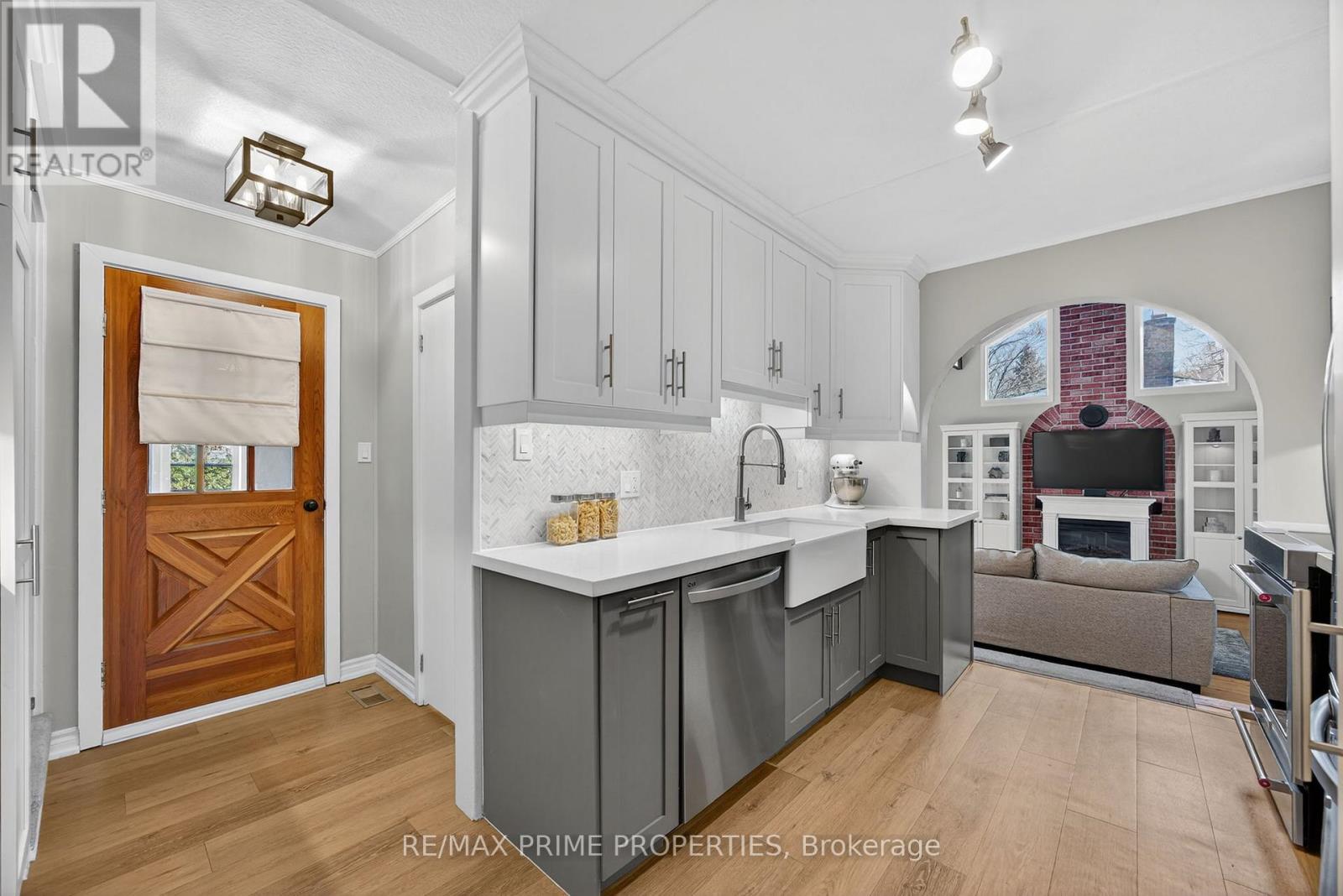 29 Victory Drive, East Gwillimbury (Mt Albert), Ontario  L0G 1M0 - Photo 5 - N12563468