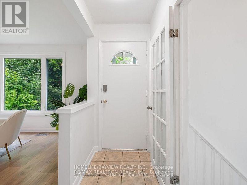 95 Murray Drive, Aurora, Ontario  L4G 2C4 - Photo 3 - N12563568