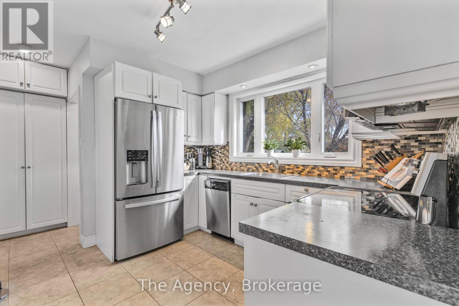 496 Pineland Avenue, Oakville, Ontario  L6K 2A1 - Photo 12 - W12563668