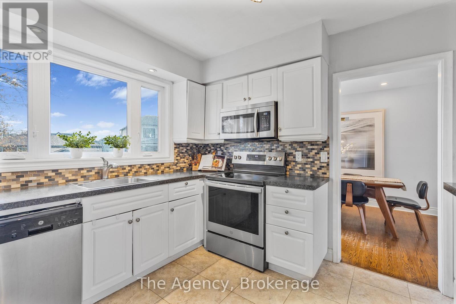 496 Pineland Avenue, Oakville, Ontario  L6K 2A1 - Photo 13 - W12563668