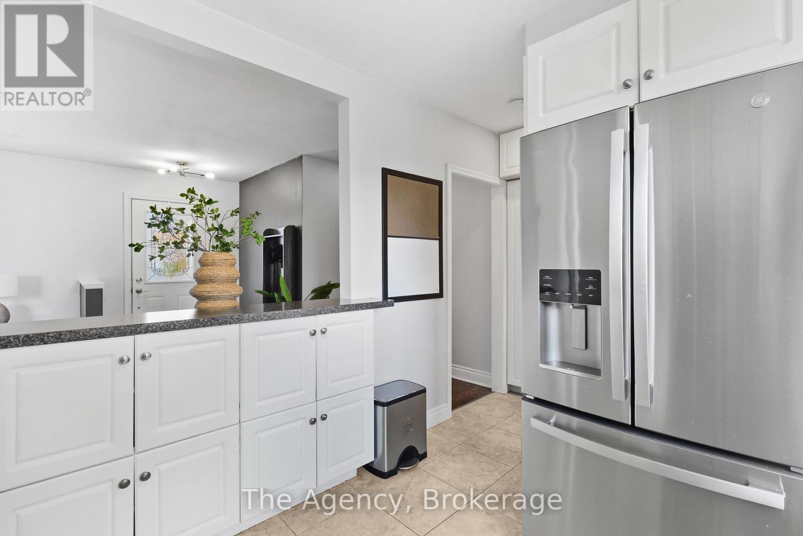 496 Pineland Avenue, Oakville, Ontario  L6K 2A1 - Photo 14 - W12563668