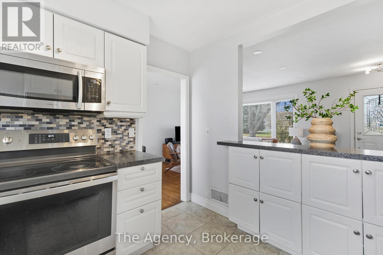 496 Pineland Avenue, Oakville, Ontario  L6K 2A1 - Photo 15 - W12563668