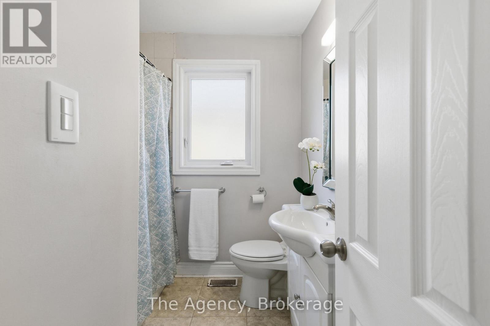 496 Pineland Avenue, Oakville, Ontario  L6K 2A1 - Photo 23 - W12563668