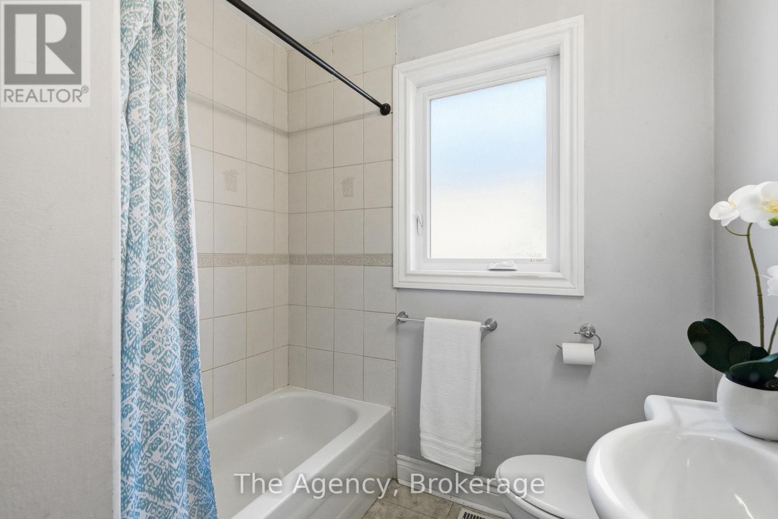 496 Pineland Avenue, Oakville, Ontario  L6K 2A1 - Photo 24 - W12563668