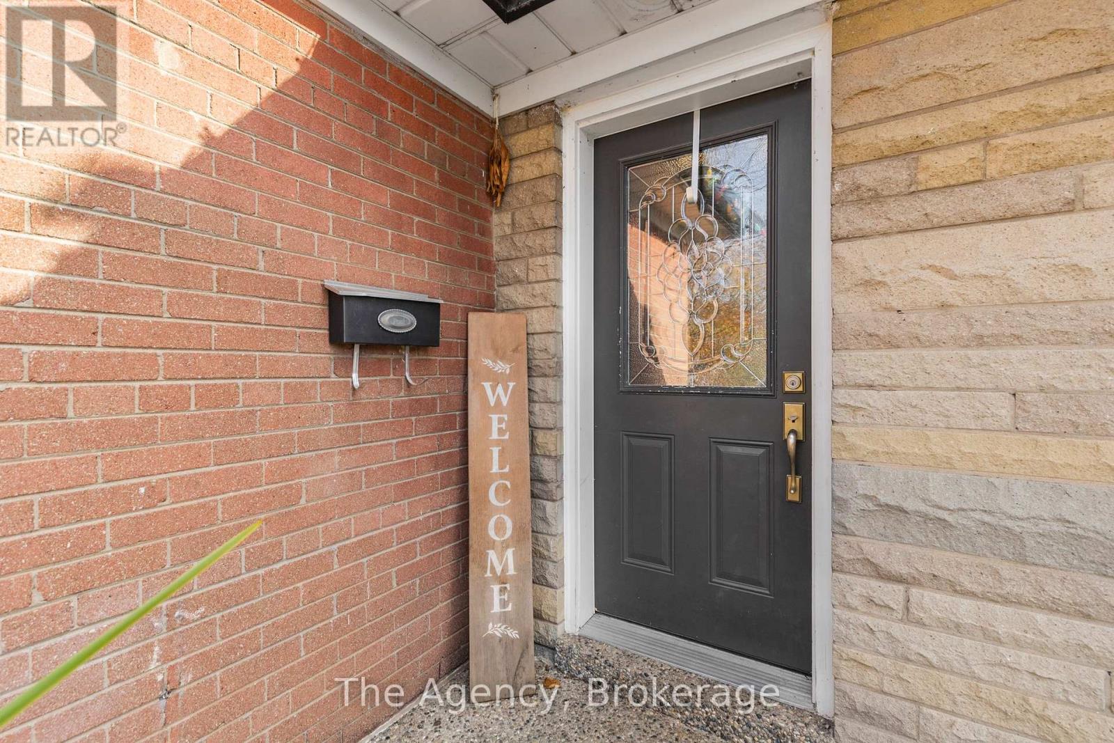 496 Pineland Avenue, Oakville, Ontario  L6K 2A1 - Photo 3 - W12563668