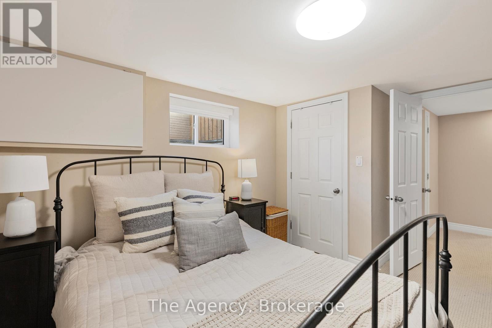 496 Pineland Avenue, Oakville, Ontario  L6K 2A1 - Photo 33 - W12563668