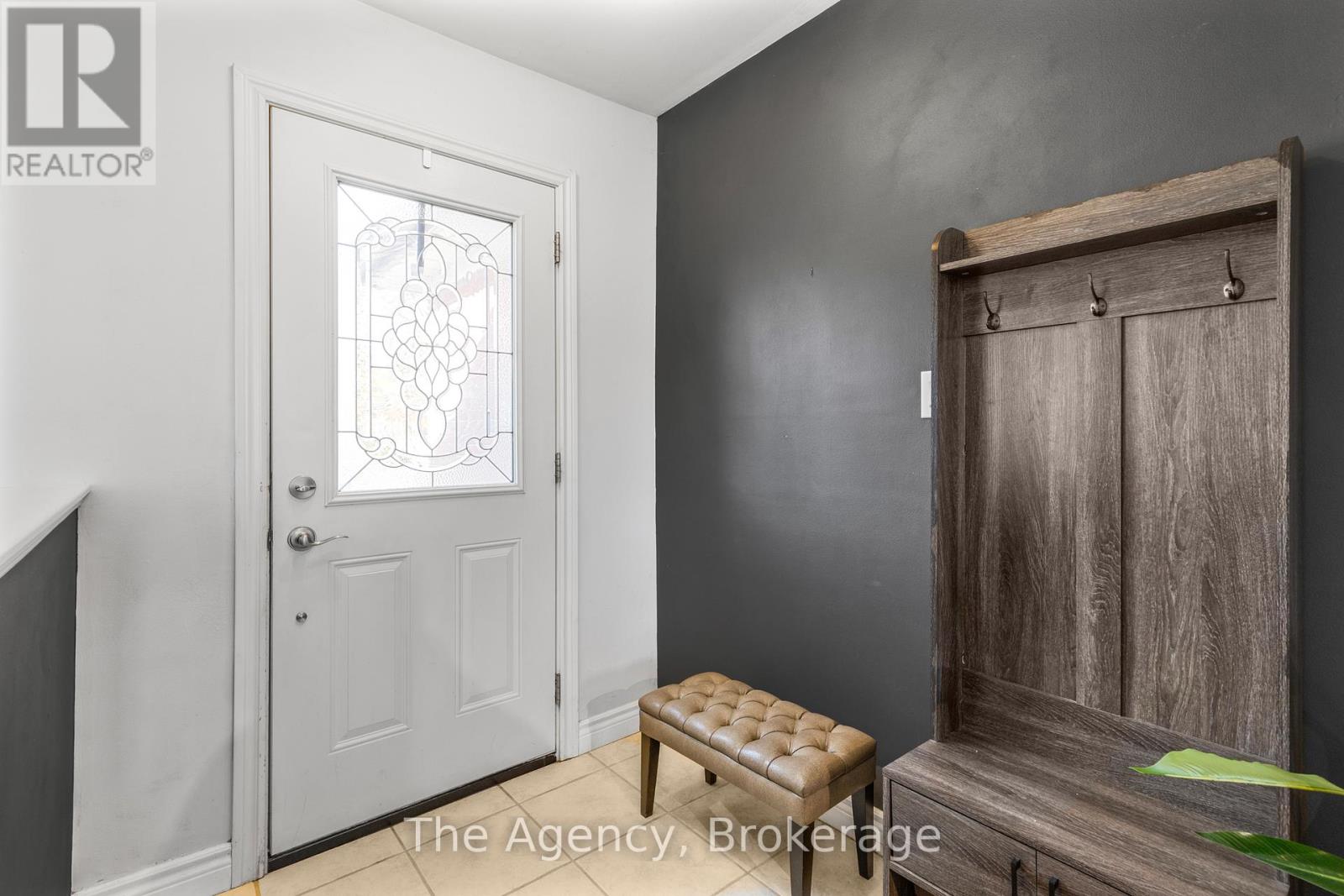 496 Pineland Avenue, Oakville, Ontario  L6K 2A1 - Photo 4 - W12563668