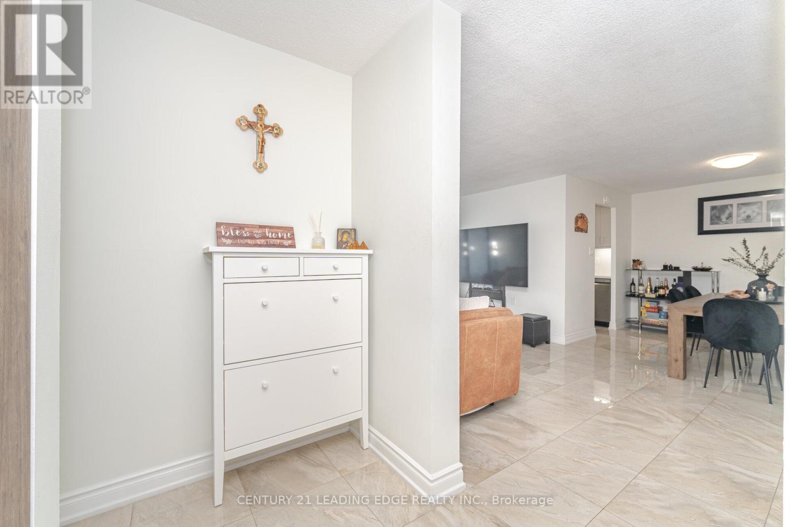 1109 - 18 Knightsbridge Road, Brampton, Ontario  L6T 3X5 - Photo 3 - W12563388