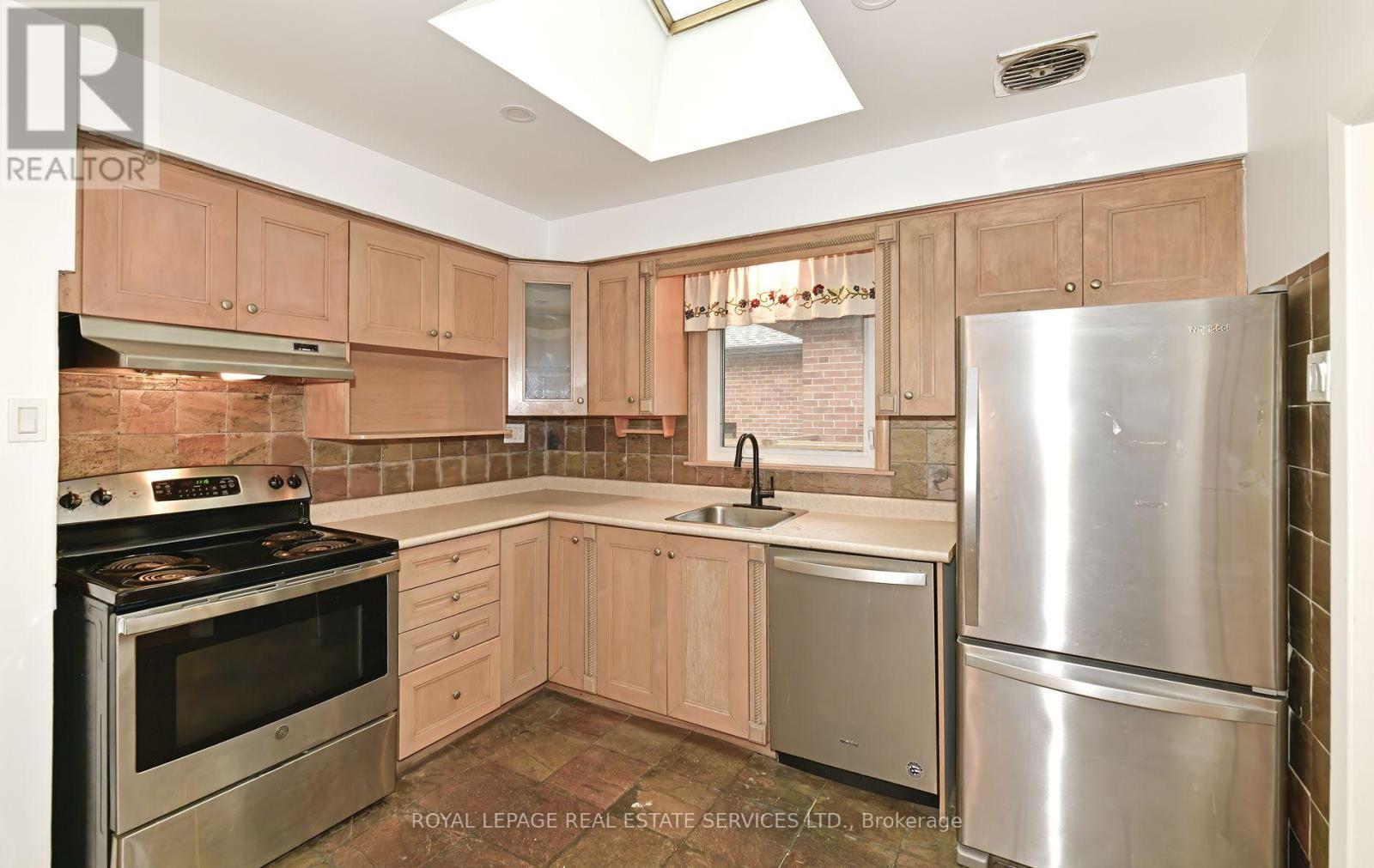 3 Kellogg Street, Toronto, Ontario  M8Z 4C6 - Photo 11 - W12563454