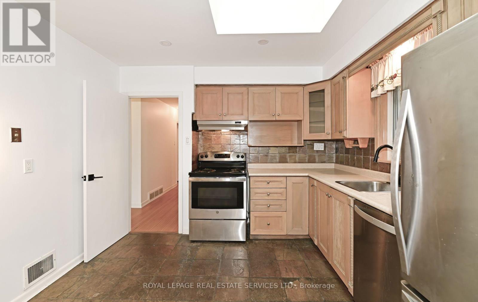 3 Kellogg Street, Toronto, Ontario  M8Z 4C6 - Photo 12 - W12563454