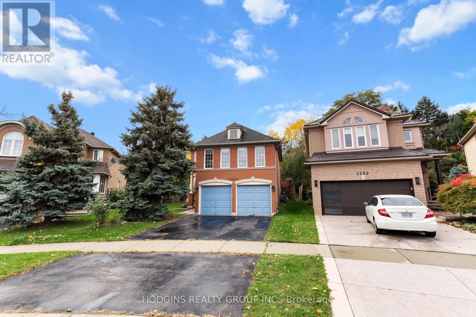 2286 Yorktown Circle, Mississauga, Ontario  L5M 5Y1 - Photo 4 - W12563528