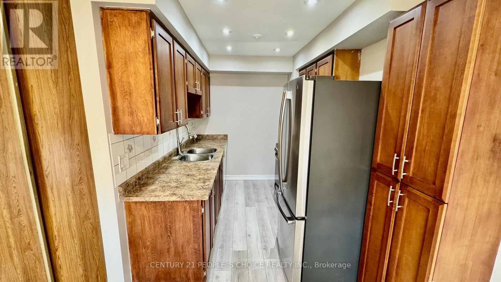 16 Franklin Court, Brampton, Ontario  L6T 3Z1 - Photo 6 - W12359851